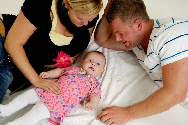 Mãe Pai Estão Olhando Para Seu Doce Sorriso Bebê Meses — Fotografia de Stock