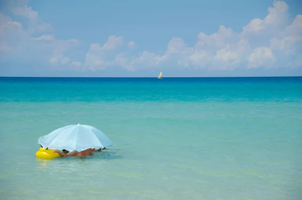 Mensen Zitten Onder Parasol Exotisch Strand — Stockfoto