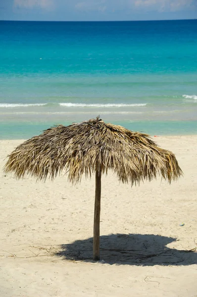 Parasol Gemaakt Van Palmbladeren Het Strand Varadero Cuba — Stockfoto