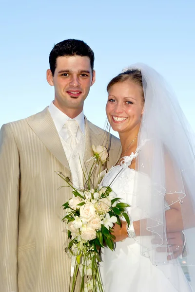 Sucede Pareja Boda Están Sonriendo Mirando — Foto de Stock