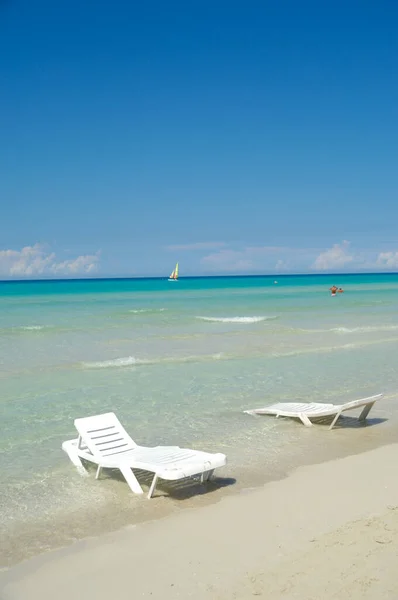 Solstolar Vattnet Varadero Cuba — Stockfoto