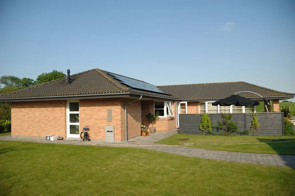 Modern House Solar Panels — Stock Photo, Image