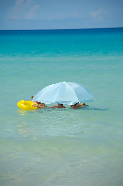 Parasol Het Water Bij Exotisch Strand Cuba Varadero — Stockfoto