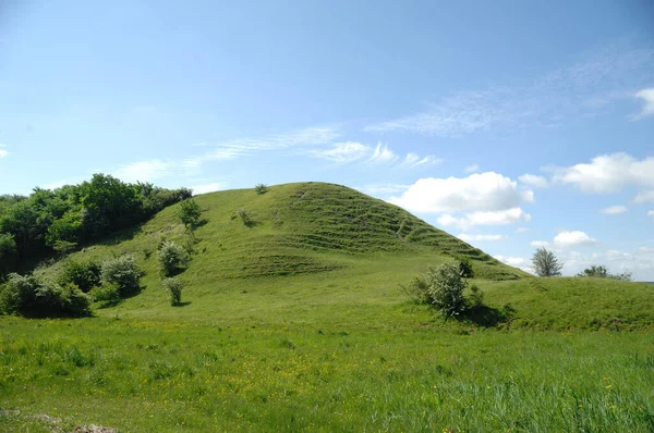 Зеленый Пейзаж Холмом Голубое Небо Облаками — стоковое фото