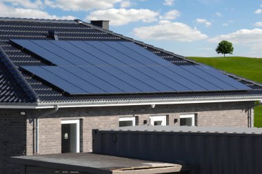 güneş panelleri bir çatı üzerine