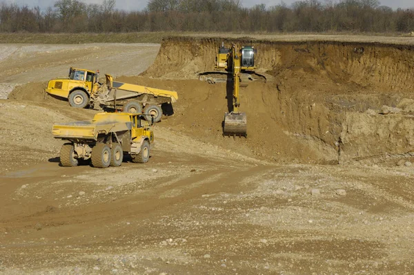 Yellow Dump Trucks Excavator Working Gravel Pit — Stock Photo, Image