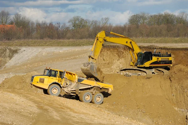 Yellow Dump Trucks Excavator Working Gravel Pit — Stock Photo, Image