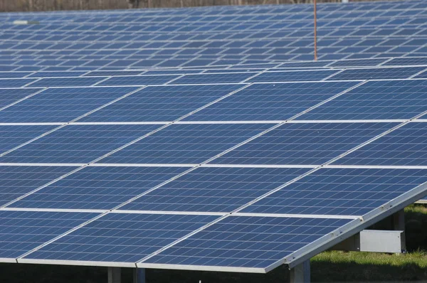 一排排生产绿色能源的太阳能电池板 — 图库照片