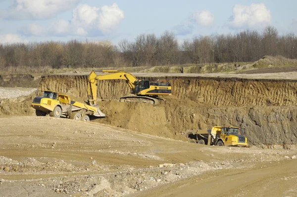 Yellow Dump Trucks Excavator Working Gravel Pit — Stock Photo, Image