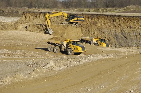 Autocarri Ribaltabili Gialli Escavatori Stanno Lavorando Nella Cava Ghiaia — Foto Stock