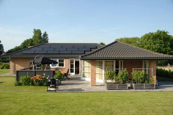 Modern House Solar Panels — Stock Photo, Image