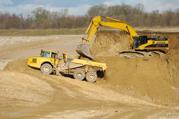 Yellow Dump Trucks Excavator Working Gravel Pit — Stock Photo, Image