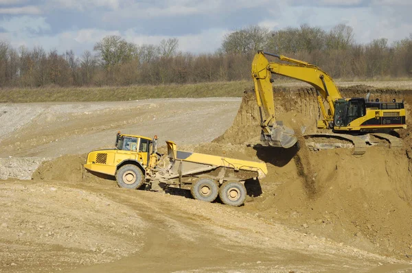 Yellow Dump Trucks Excavator Working Gravel Pit — Stock Photo, Image