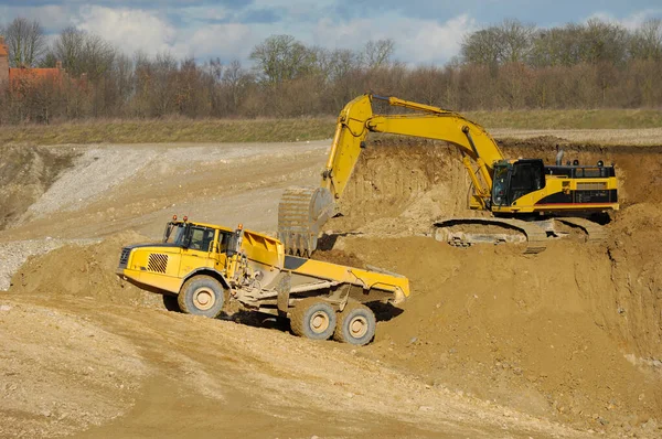 Yellow Dump Trucks Excavator Working Gravel Pit — Stock Photo, Image