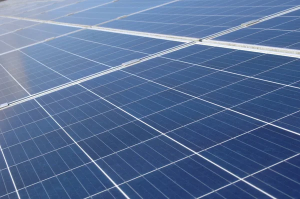 緑のエネルギーを生産する太陽電池パネルの列 — ストック写真