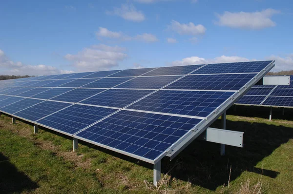 Linhas Painéis Solares Que Produzem Energia Verde — Fotografia de Stock