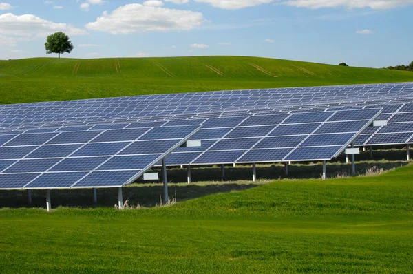 Rangées Panneaux Solaires Nature Verte Avec Nuages — Photo