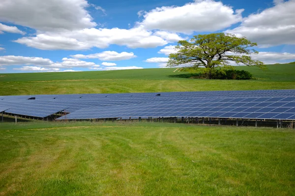 Filas Paneles Solares Naturaleza Verde Con Nubes Imagen de archivo