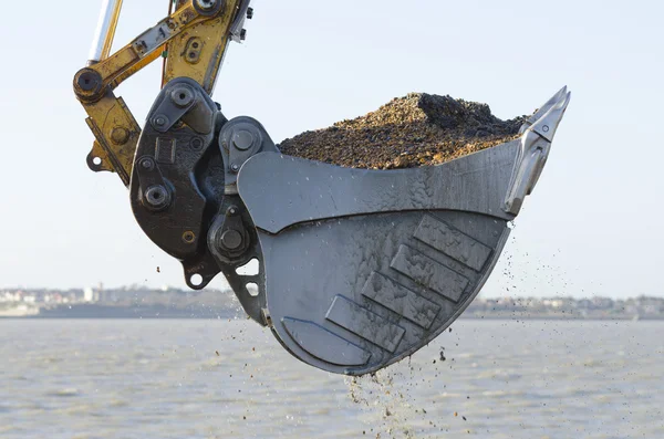 Excavadora dragando un puerto — Foto de Stock