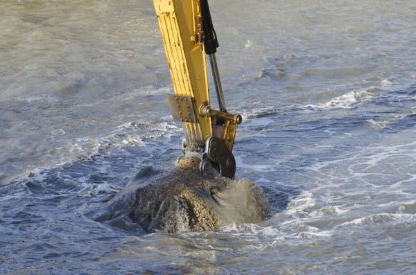 ショベルで港を浚渫 — ストック写真