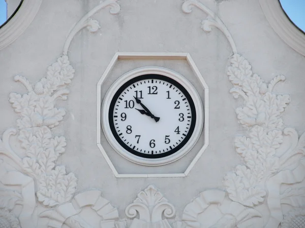 Uhr an der Wand — Stockfoto