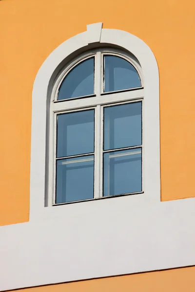 Okno na oranžové zdi — Stock fotografie