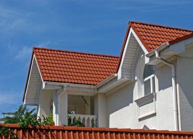 Mavi gökyüzü üzerinde modern yazlık