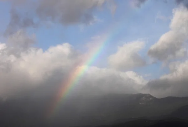 雷暴云间的彩虹 — 图库照片