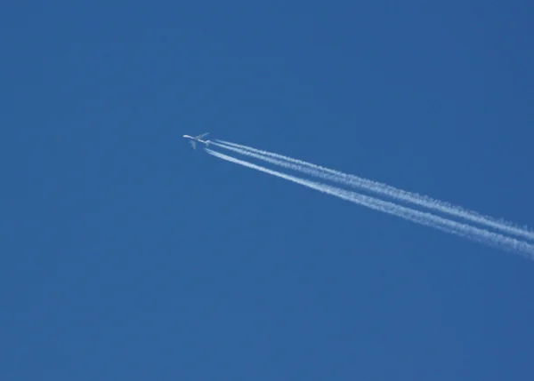 Vliegtuigen in een blauwe hemel — Stockfoto