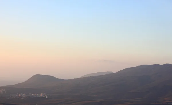 Montagnes au lever du soleil — Photo