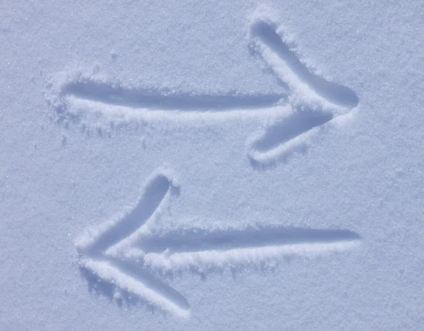 Pfeile auf Schnee gezeichnet — Stockfoto