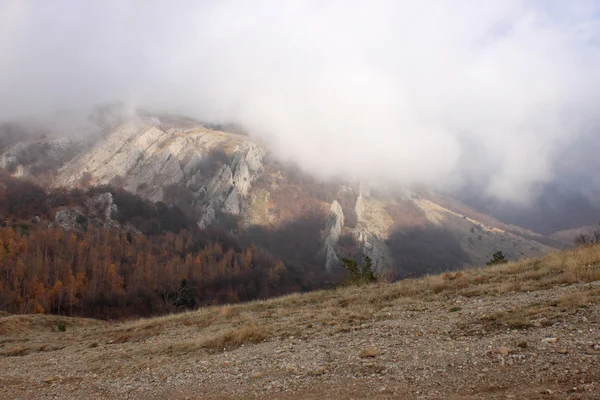 Montagnes dans les nuages à l'automne — Photo