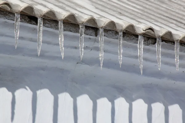 Icicles on roof — Stock Photo, Image