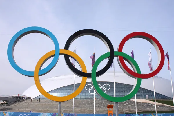 Olympische ringen in de voorkant van ijs koepel Bolsjoj — Stockfoto