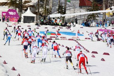 sporcular Erkekler kros 50km toplu çıkış sırasında