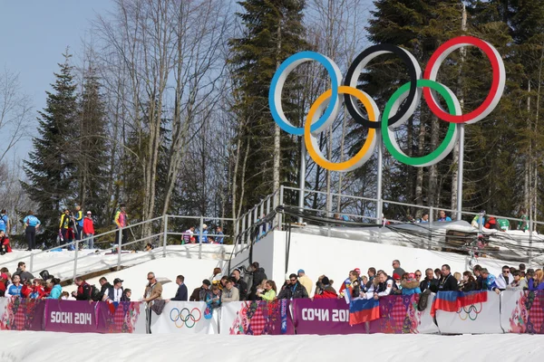 Spettatori durante Maschile Cross-country 50km inizio di massa — Foto Stock