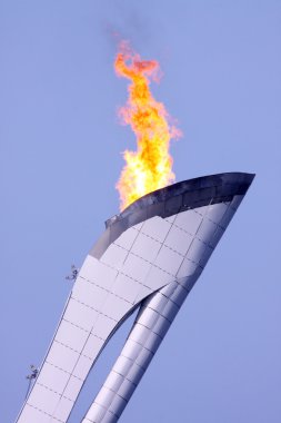 Olimpiyat ateşi üzerine mavi gökyüzü