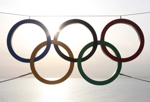 Anéis olímpicos sobre mar — Fotografia de Stock
