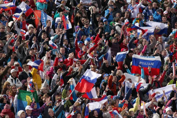 Spectateurs pendant le départ en masse de 50km de ski de fond masculin — Photo