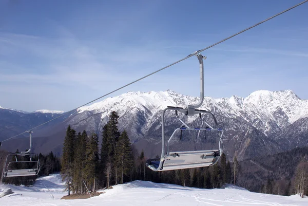 Elevador de cadeiras em montanhas caucasianas — Fotografia de Stock