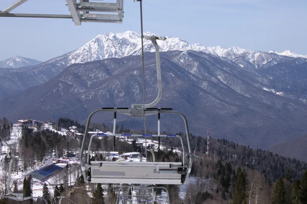 Elevador de cadeiras em montanhas caucasianas — Fotografia de Stock