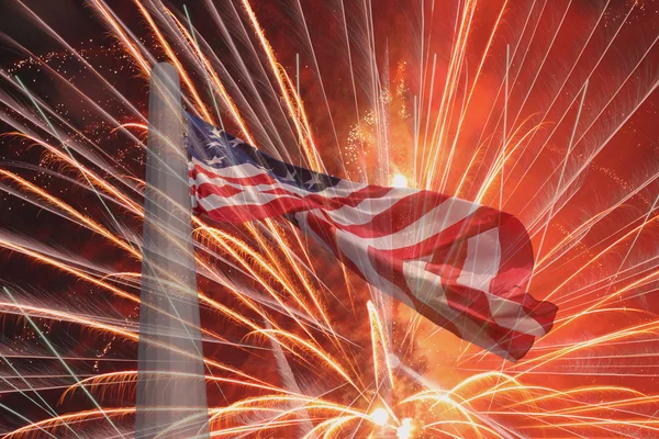 Bandera de Estados Unidos sobre fuegos artificiales — Foto de Stock