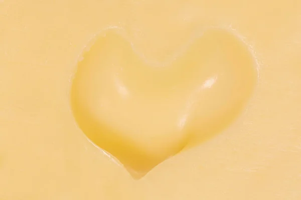 Close Της Οπής Σχήμα Καρδιάς Στο Τυρί Maasdam — Φωτογραφία Αρχείου