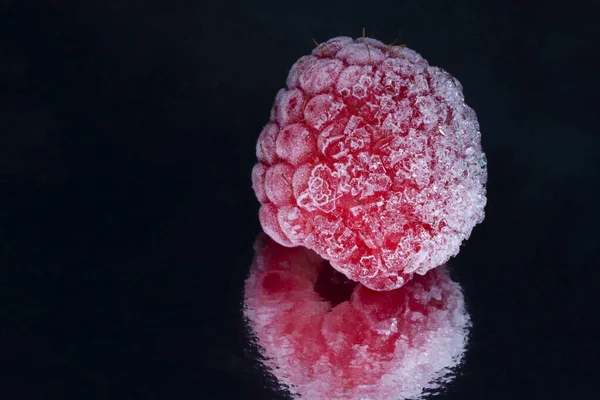 Close Frozen Raspberry Reflection Black Background — Stock Photo, Image
