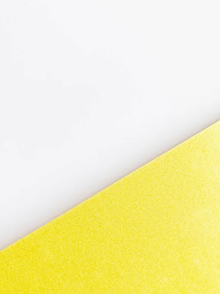 Žlutý Karton Proti Bílému Papírovému Listu — Stock fotografie