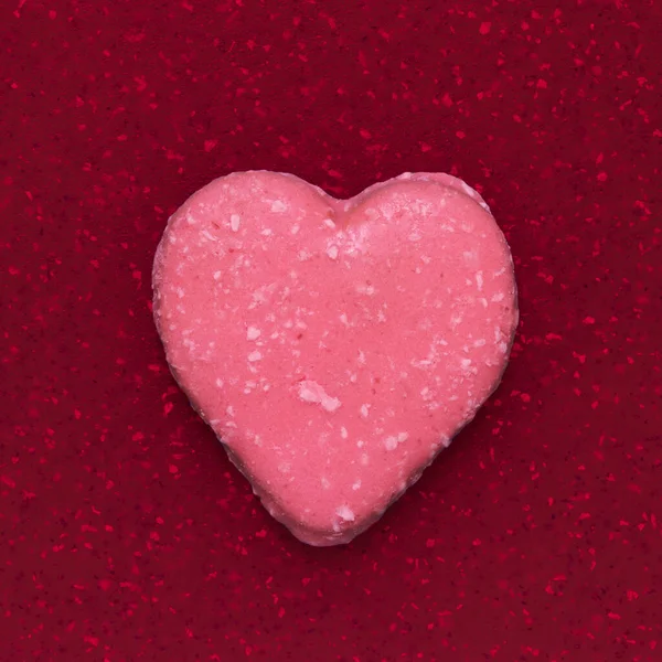 抽象红底粉红情人节形饼干 — 图库照片