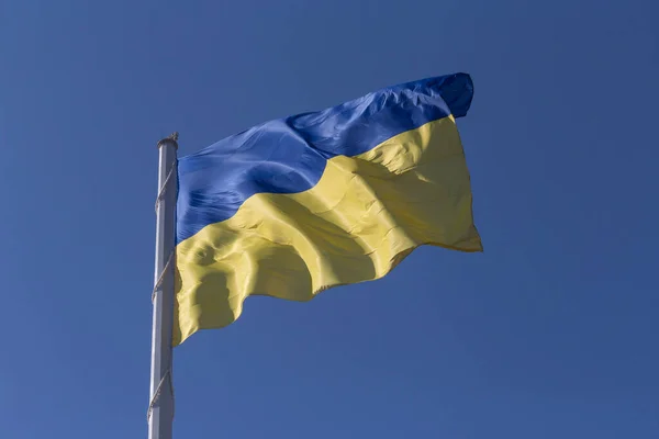 Oekraïense Staatsvlag Vlaggenmast Mykolaiv Tegen Blauwe Lucht — Stockfoto