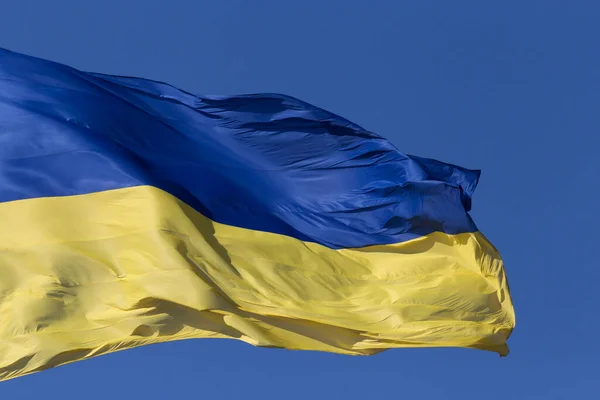 Fechar Bandeira Estado Ucraniano Ondulado Contra Céu Azul — Fotografia de Stock
