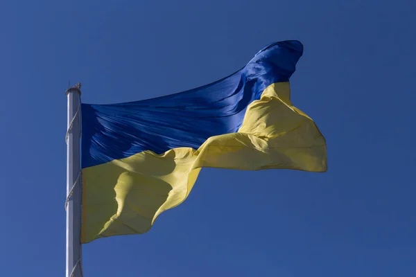 Wapperde Oekraïense Staatsvlag Vlaggenmast Mykolaiv Tegen Blauwe Lucht — Stockfoto