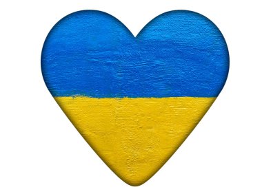 Beyaz duvarda Ukrayna bayrağı ile izole edilmiş kalp